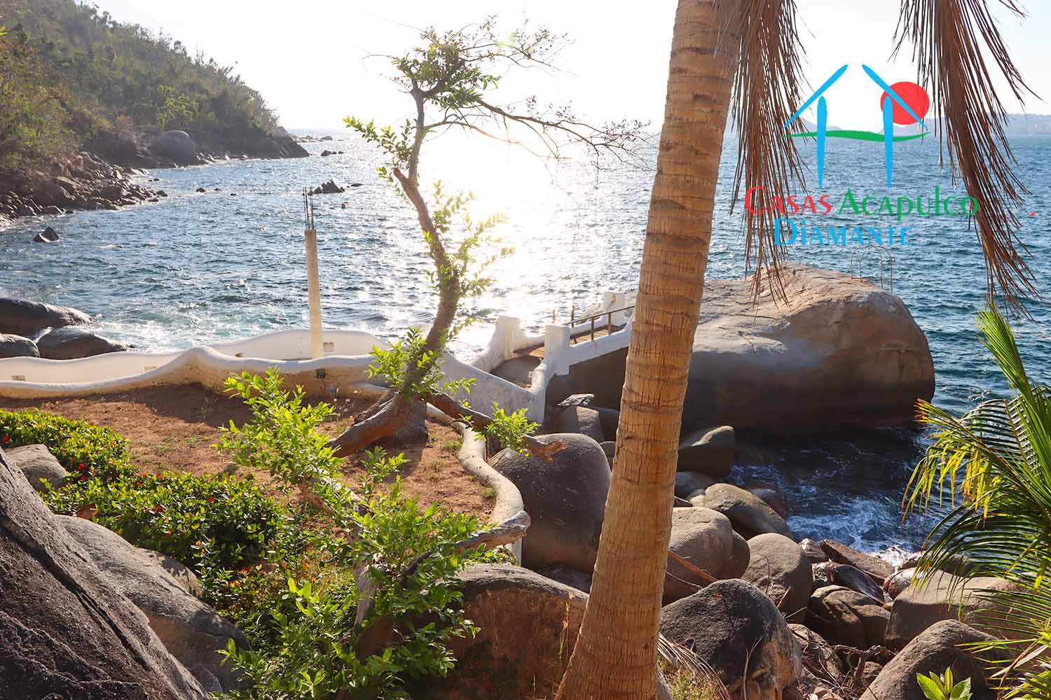 Casa de la Ensenada - Terraza inferior con asoleadero, playa artificial, camastros con gabinetes, alberca, jauzzi 4 Casa de la Ensenada - Terraza inferior con asoleadero, playa artificial, camastros con gabinetes, alberca, jauzzi 4